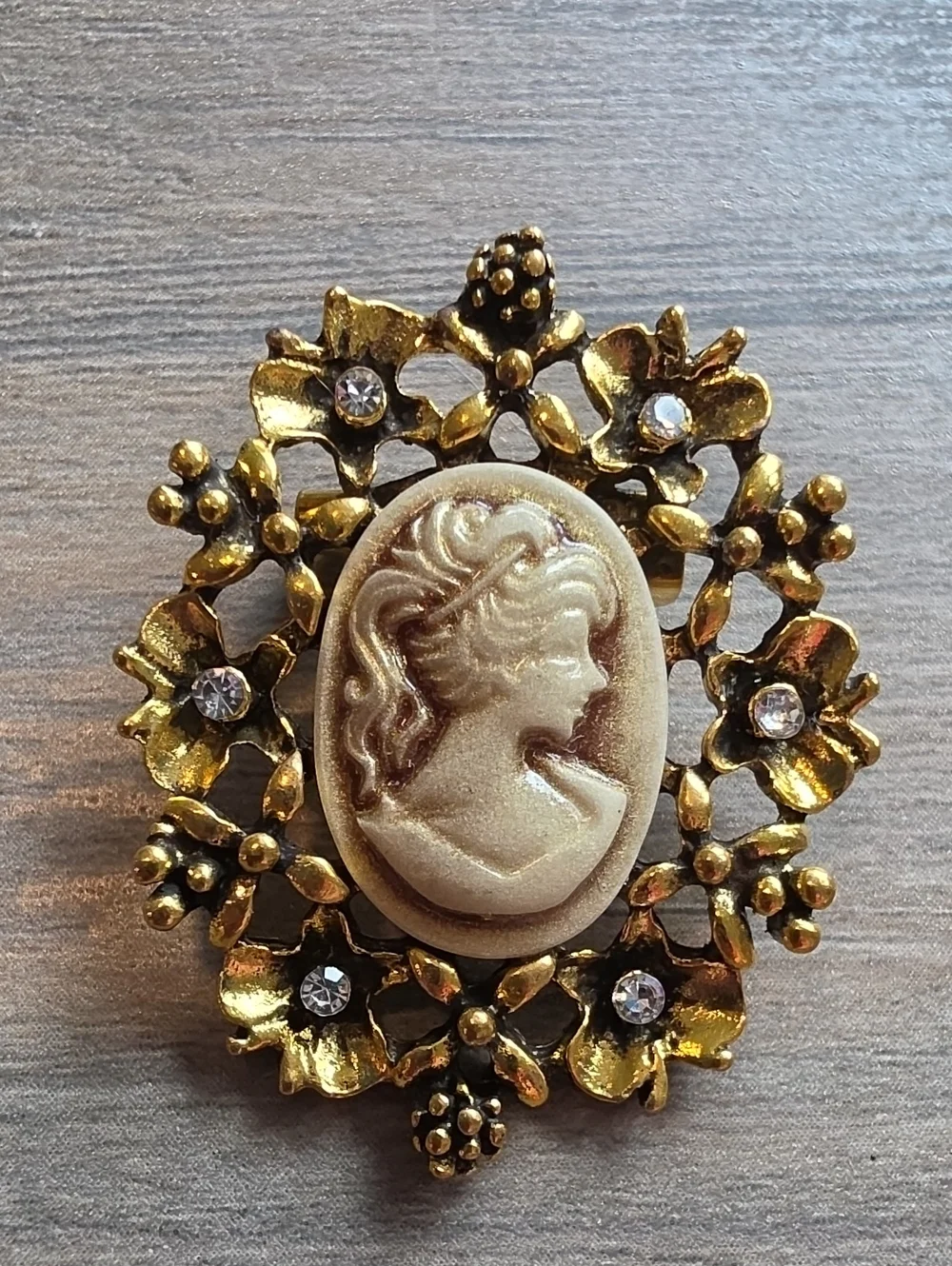 Vintage-Inspired Gold Cameo Brooch - Cream Cameo Center